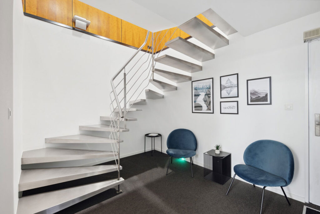 Décoration en bas d'escalier