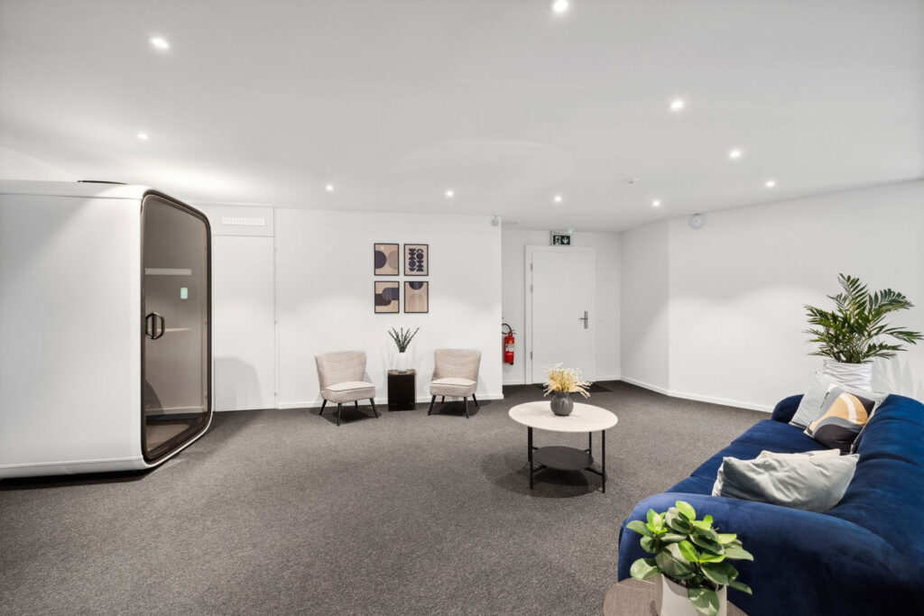 Salle d'attente avec moquette